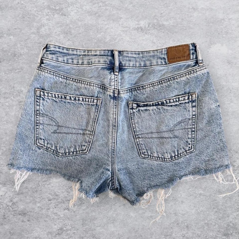 American Eagle Tomgirl Distressed Denim Shorts Light Wash Frayed Hem Womens 4 - Picture 2 of 5